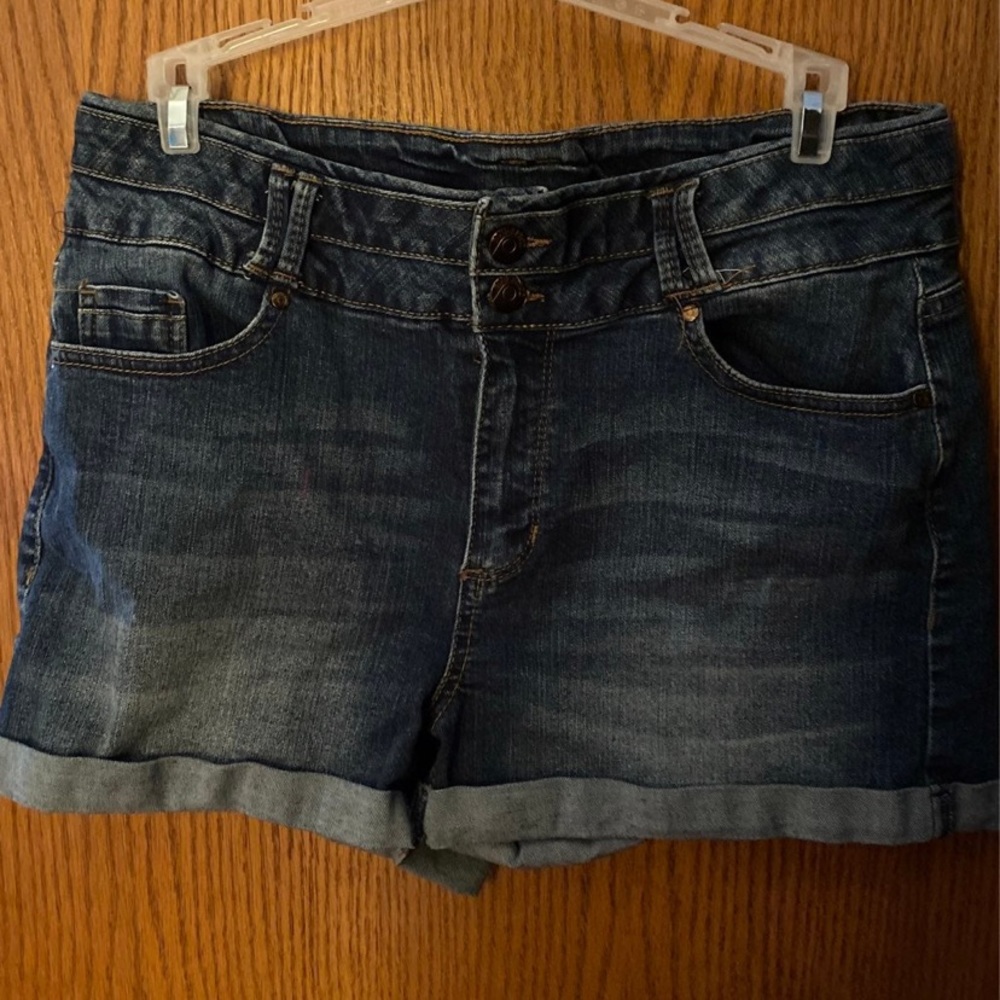Perfect length high waisted denim jean shorts. Size 11 in juniors.